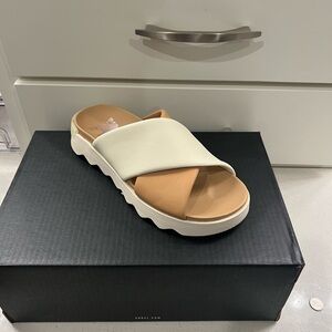 Sorel sandals size 9